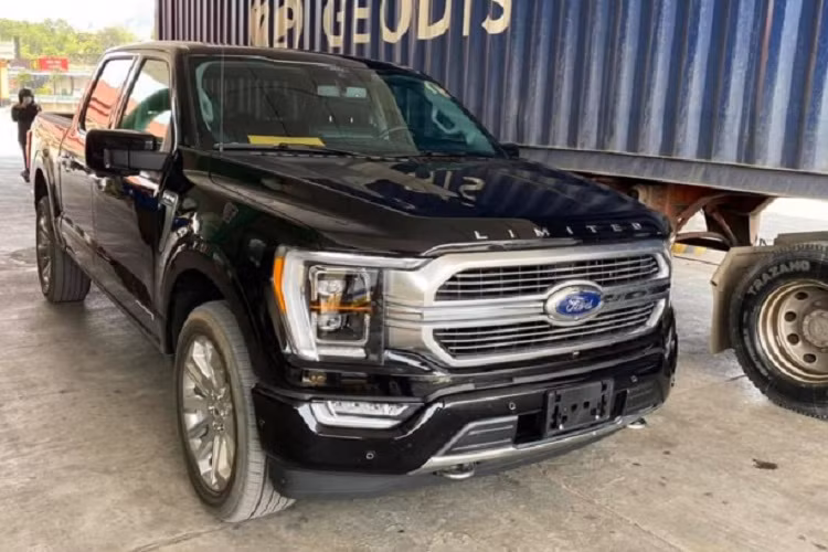 Mang phong cách thiết kế mạnh mẽ, nhiều trang bị “đồ chơi” options, kích thước rộng rãi thoải mái – dòng xe bán tải cỡ lớn Ford F-150 luôn hấp dẫn đối tượng khách hàng Việt khá giả. Chính vì thế, thế hệ Ford F-150 2021 mới này đã chính thức được các nhà nhập khẩu tư nhân đưa về nước để phục vụ cho các “đại gia” Việt.