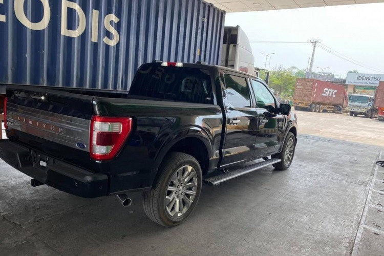 Theo tìm hiểu, chiếc siêu bán tải Ford F-150 2021 mới được đập thùng về Việt Nam đã chính thức có chủ là một khách hàng ở Quảng Trị. Đây được xem là chiếc F-150 2021 thế hệ mới đầu tiên về nước.