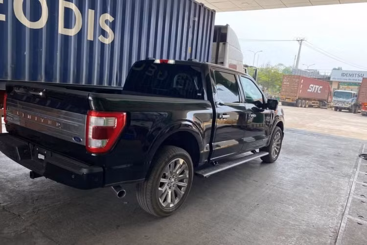 Theo tìm hiểu, chiếc siêu bán tải Ford F-150 2021 mới được đập thùng về Việt Nam đã chính thức có chủ là một khách hàng ở Quảng Trị. Đây được xem là chiếc F-150 2021 thế hệ mới đầu tiên về nước.