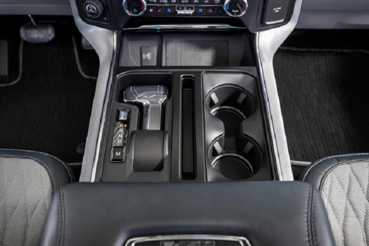 Nội thất F-150 hoàn toàn mới được thiết kế tập trung vào thoải mái, tiện ích và công nghệ. Trang bị màn hình giải trí trung tâm cỡ lớn 12 inch, sử dụng hệ thống SYNC 4 hoàn toàn mới nhận dạng giọng nói, hỗ trợ kết nối với Apple CarPlay và Android Auto.