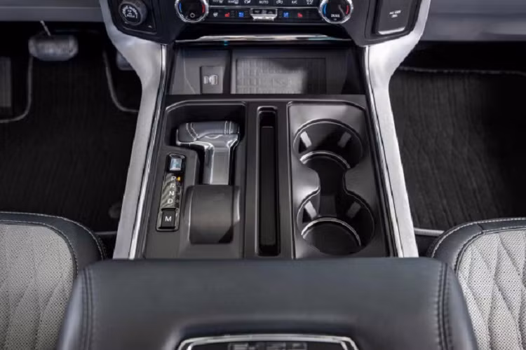 Nội thất F-150 hoàn toàn mới được thiết kế tập trung vào thoải mái, tiện ích và công nghệ. Trang bị màn hình giải trí trung tâm cỡ lớn 12 inch, sử dụng hệ thống SYNC 4 hoàn toàn mới nhận dạng giọng nói, hỗ trợ kết nối với Apple CarPlay và Android Auto.