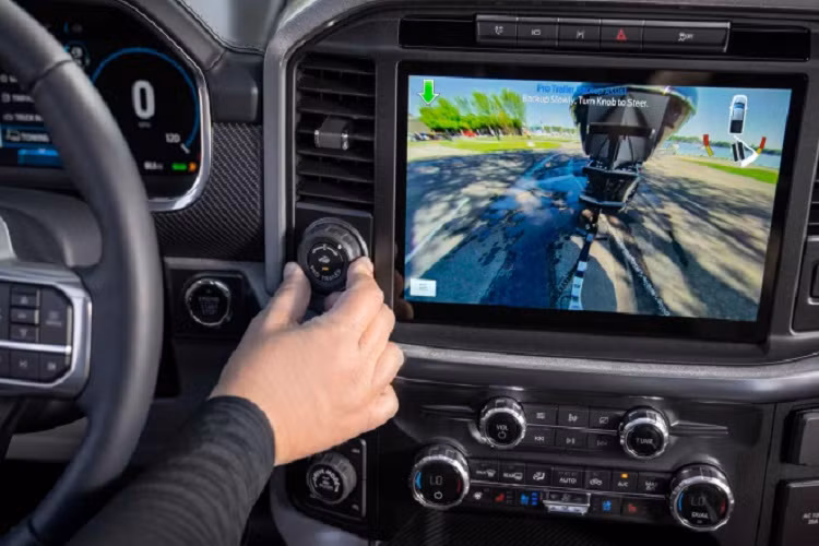 Tại thị trường Bắc Mỹ, Ford F-150 2021 bản Limited có giá bán khởi điểm từ 70.825 USD (khoảng 1,635 tỷ đồng). Sau khi về Việt Nam, giá xe Ford F-150 2021 bản Limited có mức bán ra dự đoán không dưới 4 tỷ đồng.