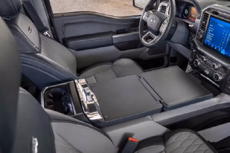 Hệ thống giải trí sử dụng dàn âm thanh cao cấp B&amp;O, trang bị kiểm soát hành trình thích ứng.