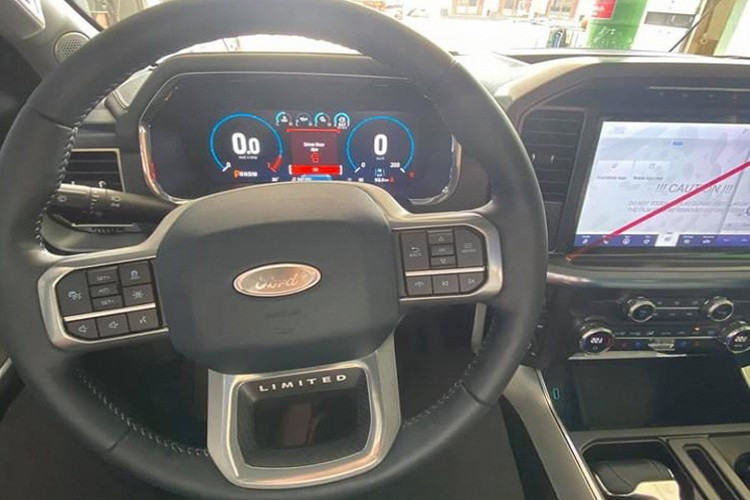 So với thế hệ trước đó, Ford F-150 thế hệ mới dễ dàng phần biệt với cụm đèn pha LED tạo hình chữ “L” ngược. Xe sở hữu cụm lưới tản nhiệt thiết kế mới hơn với 11 kiểu lựa chọn thiết kế tùy thuộc vào phiên bản. Ford F-150 thế hệ mới sử dụng nền tảng khung gầm mới sử dụng khung thép cường độ cao, trong khi phần thân xe được làm bằng hợp kim nhôm.