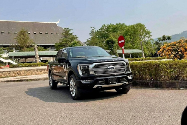 Trên thị trường, Ford F-150 thế hệ mới là mẫu xe cạnh tranh với các đối thủ trong phân khúc bán tải cỡ lớn như: Toyota Tundra, Chevy Silverado, Nissan Titan, RAM 1500 hay GMC Sierra 1500.