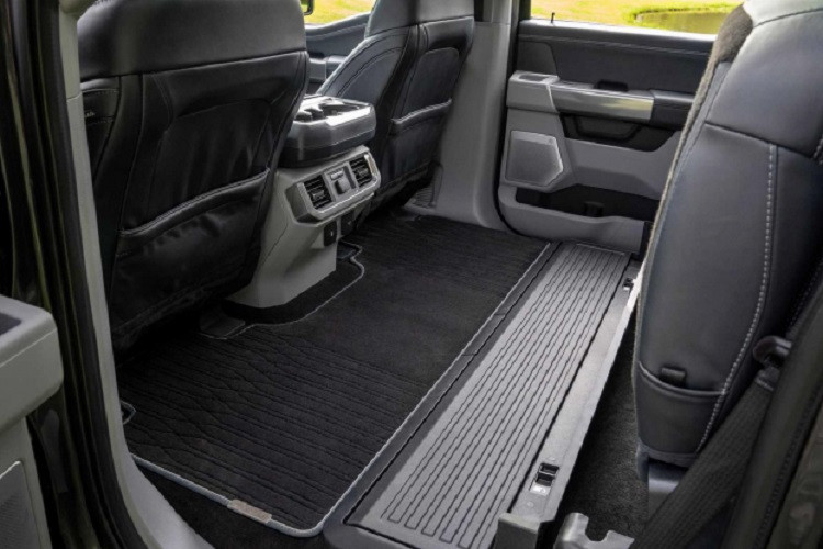 Xe đi kèm với gói trang bị an toàn và hỗ trợ lái Ford Co-Pilot360 phiên bản 2.0 mới bao gồm: Phanh tự động khẩn cấp, tính năng nhận diện người đi bộ, giữ làn đường hơn thế nữa.