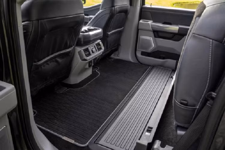 Xe đi kèm với gói trang bị an toàn và hỗ trợ lái Ford Co-Pilot360 phiên bản 2.0 mới bao gồm: Phanh tự động khẩn cấp, tính năng nhận diện người đi bộ, giữ làn đường hơn thế nữa.