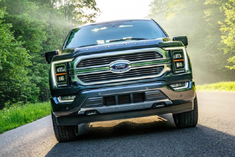 Ngoại thất phiên bản Limited 2021 được trang bị tiêu chuẩn “dàn chân” lắp bộ mâm 22 inch hợp kim nhôm được đánh bóng nổi bật, đi kèm với lốp thông số 275/45R22. Theo hãng xe Mỹ, F-150 hoàn toàn mới mang thiết kế đậm tính khí động học nhất từ trước đến nay, thiết kế mới cho phép xe giảm lực cản gió, đồng thời cải thiện mức tiêu thụ nhiên liệu.