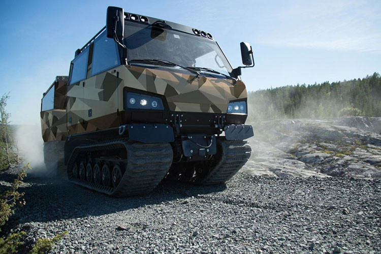 Cỗ máy cứng cỏi này được chế tạo trên cùng khung gầm làm cơ sở cho toàn bộ gia dòng xe đa địa hình BvS10. Thiết kế của nó được cho là mang lại hiệu suất cần thiết trong các ứng dụng đa dạng, khắt khe như triển khai quân sự, viện trợ nhân đạo, các nhiệm vụ cứu trợ thảm họa, và thậm chí cả các hoạt động cứu hỏa hoặc cứu hộ.