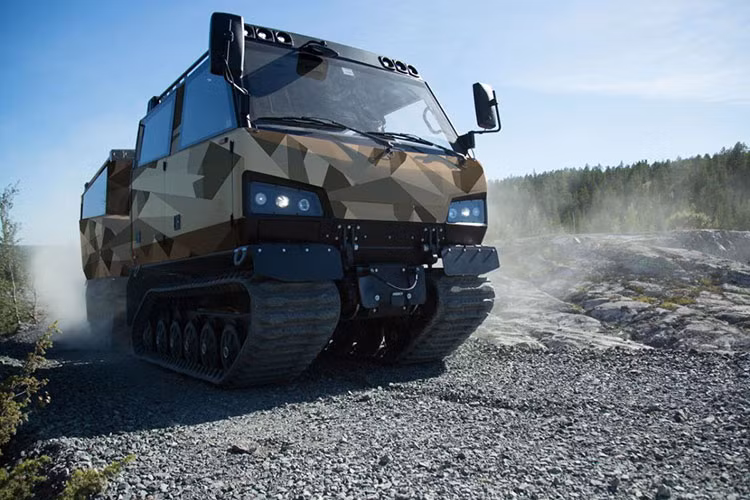 Cỗ máy cứng cỏi này được chế tạo trên cùng khung gầm làm cơ sở cho toàn bộ gia dòng xe đa địa hình BvS10. Thiết kế của nó được cho là mang lại hiệu suất cần thiết trong các ứng dụng đa dạng, khắt khe như triển khai quân sự, viện trợ nhân đạo, các nhiệm vụ cứu trợ thảm họa, và thậm chí cả các hoạt động cứu hỏa hoặc cứu hộ.