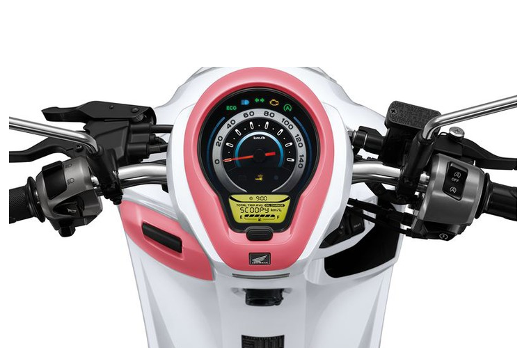 Về mặt tiện ích, Honda Scoopy 2022 trang bị khóa thông minh Smart Key, cổng sạc USB tích hợp ở hộc đồ trước cho điện thoại di động và cốp dưới yên 15,4 lít đủ để chứa một mũ bảo hiểm 3/4.