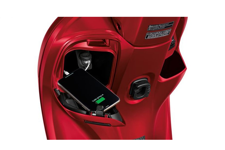 Về mức giá xe Honda Scoopy 2022 có mức bán khởi điểm tại Thái Lan từ 49.600 Baht (34,3 triệu đồng) cho bản Urban, 50.100 Baht (34,6 triệu đồng) cho bản Prestige và 53.600 Baht (37 triệu đồng) cho bản Club12 cao cấp nhất.