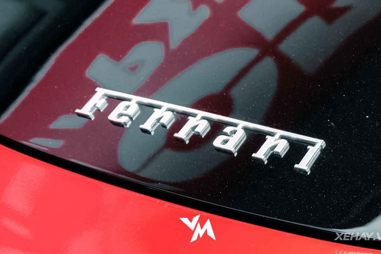 Ở phần đầu xe, Roma gây ấn tượng đặc biệt với cụm đèn chiếu sáng dạng LED được vát mỏng, bộ lưới tản nhiệt với các khe lấy gió lạ mắt cùng tạo hình 2 hốc bánh xe cao hơn hẳn phần nắp ca-pô. Từ đó, diện mạo của Roma từ đằng trước thật sự mang tới vẻ thể thao và cá tính