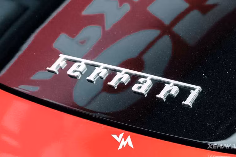 Ở phần đầu xe, Roma gây ấn tượng đặc biệt với cụm đèn chiếu sáng dạng LED được vát mỏng, bộ lưới tản nhiệt với các khe lấy gió lạ mắt cùng tạo hình 2 hốc bánh xe cao hơn hẳn phần nắp ca-pô. Từ đó, diện mạo của Roma từ đằng trước thật sự mang tới vẻ thể thao và cá tính