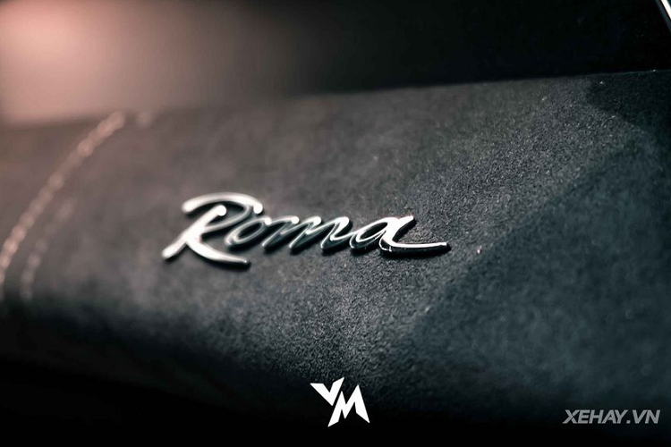 Thực tế, Ferrari Roma là cái tên đánh dấu bước chuyển mình của hãng siêu xe nước Ý với phong cách chủ đạo được lấy cảm hứng từ chính những tinh tuý của thủ đô Rome trong giai đoạn 1950 - 1960. Thêm vào đó, mẫu siêu xe này còn thu hút sự quan tâm của các fan hơn khi nó được trang bị cấu hình ghế ngồi theo dạng 2+2, một điểm khá hiếm trên các mẫu siêu xe trong gia đình Ferrari.