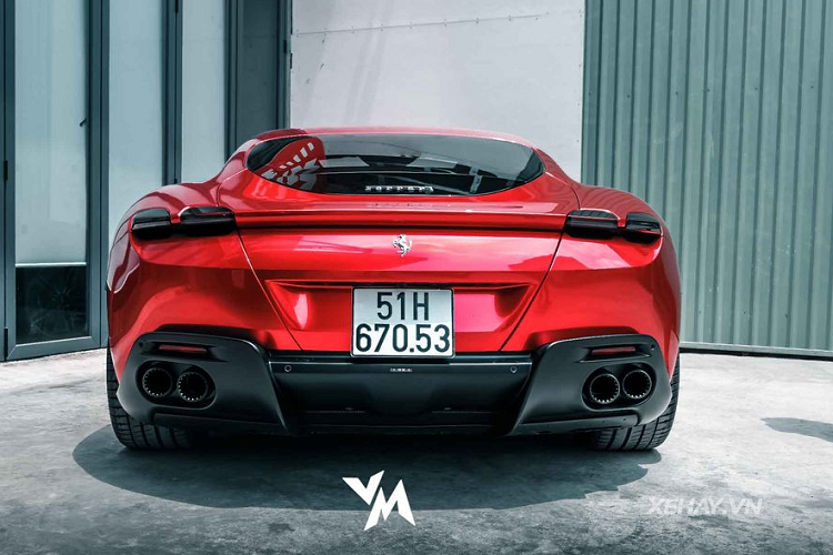 Thật vậy, Rome được trang bị 3 màn hình kích thước lớn cho ba tác vụ công-tơ-mét, màn hình giải trí chính và màn hình hiển thị thông tin ghế phụ. Ngoài ra, toàn bộ khoang cabin của xe đều được bọc da cao cấp, trần bọc da lộn và nhiều chi tiết ốp kim loại.