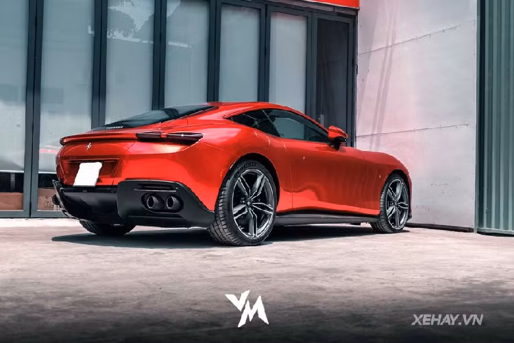 Cũng giống như ngoại thất, phần nội thất của Ferrari Roma cũng khiến không ít người xem cảm thấy "thương nhớ". Một khoang cabin ngập tràn những thiết kế của công nghệ và của sự sang trọng.