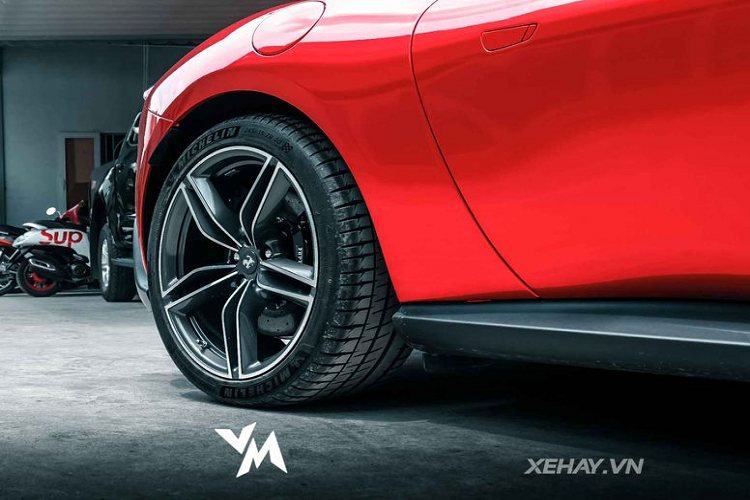 Đối với khu vực thân và đuôi xe, Ferrari Roma gợi nhớ tới một số mẫu xe của Anh Quốc với kiểu thiết kế mui xe vát mềm mại về phía sau. Thêm vào đó, cụm đèn hậu của Roma cũng là một chi tiết không thể bỏ qua trên mẫu xe này bởi sự rõ ràng, hiện đại và vô cùng khoáng đạt.