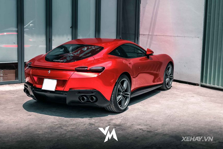 "Trái tim" của Ferrari Roma là khối động cơ V8 3.9L tăng áp với công suất tối đa 612 mã lực và mô-men xoắn cực đại 760 Nm. Đi kèm với đó là hộp số ly hợp kép 8 cấp. Từ đó, siêu phẩm nước Ý có thể tăng tốc từ 0 - 100 km/h chỉ với 3,4 giây trước khi đạt vận tốc tối đa 320 km/h. Mức giá xe Ferrari Roma tại Việt Nam không dưới 20 tỷ đồng.