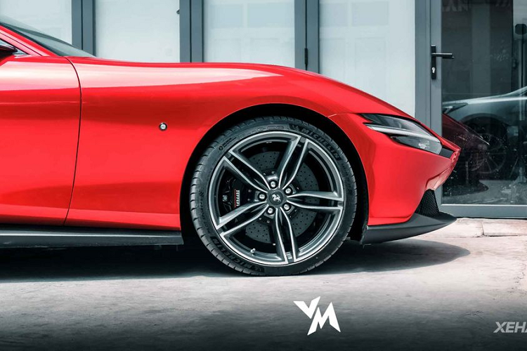Ban đầu, siêu phẩm Ferrari Roma duy nhất tại Việt Nam mang nước sơn ngoại thất màu xanh dương khá lạ mắt. Tuy nhiên, sau khi về tay chủ nhân là một đại gia sống tại TP. HCM, chiếc xe đã được mang đi đổi màu sơn sang màu đỏ Candy quyến rũ và nổi bật.