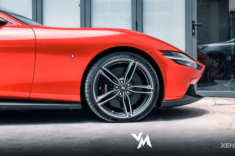 Ban đầu, siêu phẩm Ferrari Roma duy nhất tại Việt Nam mang nước sơn ngoại thất màu xanh dương khá lạ mắt. Tuy nhiên, sau khi về tay chủ nhân là một đại gia sống tại TP. HCM, chiếc xe đã được mang đi đổi màu sơn sang màu đỏ Candy quyến rũ và nổi bật.