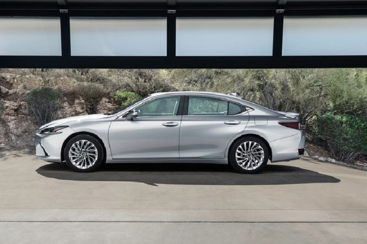 Về truyền động, Lexus ES 2022 được bổ sung thêm phiên bản ES 300h F Sport với động cơ hybrid mới, cho công suất 215 mã lực.