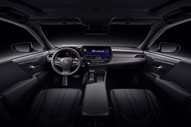 Mẫu xe sedan hạng sang Lexus ES cũng đạt tiêu chuẩn với gói công nghệ an toàn Lexus Safety System+ 2.5 mới nhất, bao gồm hệ thống tránh va chạm trước cải tiến có radar sóng milimet để tăng phạm vi phản hồi, hỗ trợ chuyển hướng và hỗ trợ lái khẩn cấp mới.