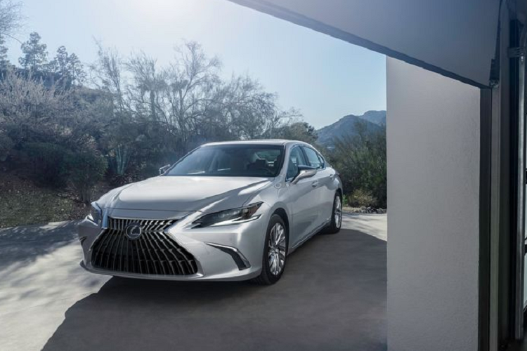 Về kiểu dáng bên ngoài, Lexus ES 2022 mới được tái thiết kế với lưới tản nhiệt tinh chỉnh với những họa tiết chữ L ngược tỏa ra rất thú vị, đèn pha LED nâng cấp và dải đèn ngày LED sắc nét hơn.