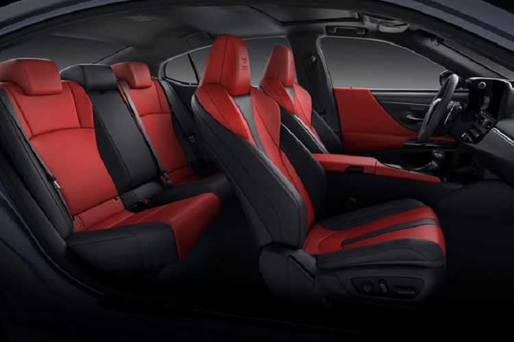 Nếu bạn đang chạy phía sau một chiếc xe đi chậm hơn tốc độ cài đặt trước của bạn, bạn chỉ cần nhấn vào đèn xi nhan, sau đó, ES sẽ bắt đầu tăng tốc để chuẩn bị chuyển làn đường. Khi đã chuyển làn thành công, ES sẽ tiếp tục tăng tốc cho đến khi đạt đến tốc độ cài đặt trước như bạn mong muốn.