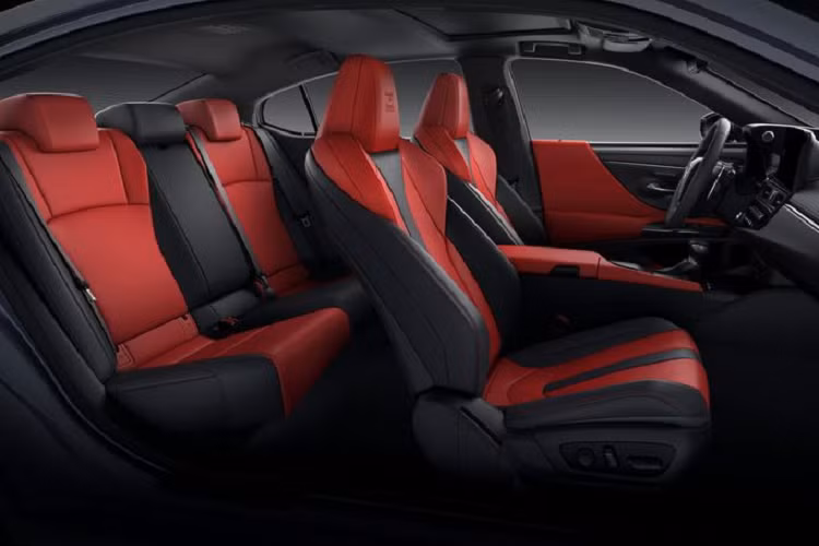 Nếu bạn đang chạy phía sau một chiếc xe đi chậm hơn tốc độ cài đặt trước của bạn, bạn chỉ cần nhấn vào đèn xi nhan, sau đó, ES sẽ bắt đầu tăng tốc để chuẩn bị chuyển làn đường. Khi đã chuyển làn thành công, ES sẽ tiếp tục tăng tốc cho đến khi đạt đến tốc độ cài đặt trước như bạn mong muốn.