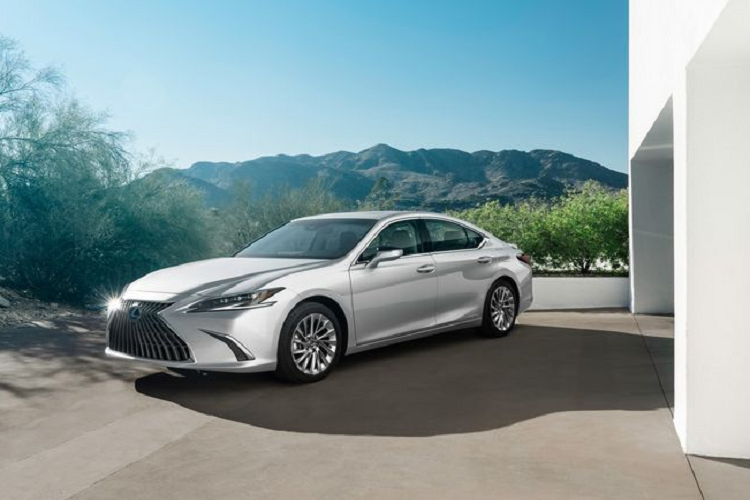 Đối với nội thất, Lexus ES 2022 giờ đây có màn hình cảm ứng lớn hơn cho hệ thống thông tin giải trí (8 inch tiêu chuẩn và 12,3 inch tùy chọn), đặc biệt, màn hình này đã được dịch chuyển 109 mm về phía trước để người lái dễ dàng thao tác hơn.