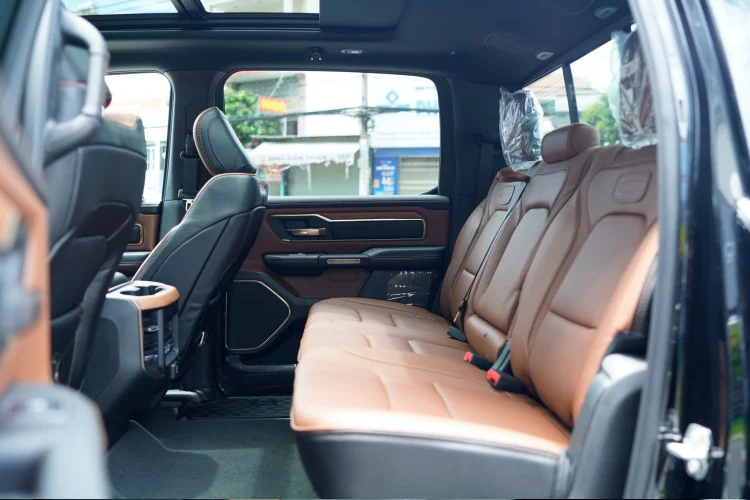 Cả 3 phiên bản RAM 1500 gồm Laramie, Laramie Night Edition, Longhorn đều sử dụng chung động cơ xăng V8, dung tích 5.7L, hút khí tự nhiên, cho công suất tối đa 395 mã lực tại 5.600 vòng/phút và mô-men xoắn cực đại 556 Nm tại 3.950 vòng/phút.