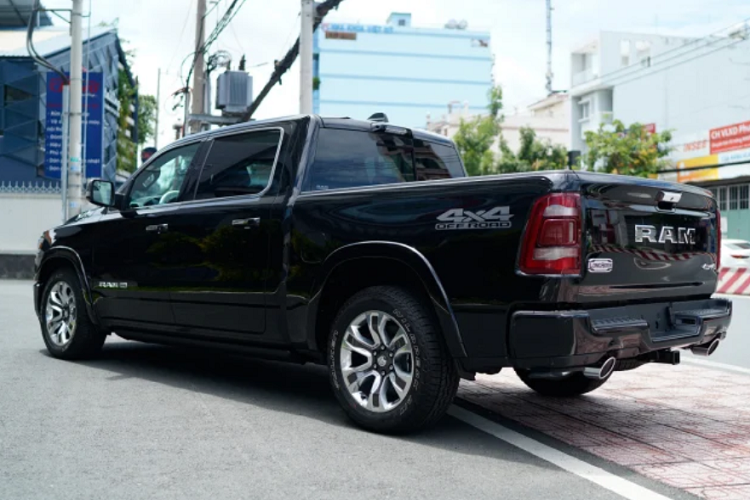 RAM 1500 sở hữu kích thước (DxRxC): 5.916 x 2.084 x 1.971mm, dài tương đương với một chiếc 16 chỗ. Xe có chiều dài cơ sở 3.672mm. Khoảng sáng gầm trước sau lần lượt: 217 và 220mm. Đi cùng với khả năng lội nước 800mm.