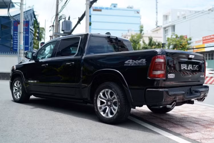 RAM 1500 sở hữu kích thước (DxRxC): 5.916 x 2.084 x 1.971mm, dài tương đương với một chiếc 16 chỗ. Xe có chiều dài cơ sở 3.672mm. Khoảng sáng gầm trước sau lần lượt: 217 và 220mm. Đi cùng với khả năng lội nước 800mm.