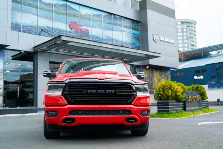 Phiên bản và giá xe RAM 1500 2021 như sau: RAM 1500 Laramie: 5,388 tỷ đồng; RAM 1500 Laramie Night Edition: 5,488 tỷ đồng; RAM 1500 Longhorn: 5,688 tỷ đồng. Cả 3 phiên bản RAM 1500 được thiết kế mạnh mẽ, nam tính, phù hợp với khách hàng yêu thích bán tải Mỹ. Ngoại thất RAM 1500 mang phong cách thiết kế cơ bắp, mang hướng cổ điển với lưới tản nhiệt cỡ lớn, mạ chrome và gắn biểu tượng “RAM” chính giữa.