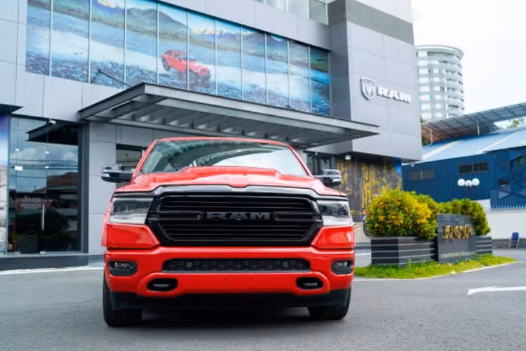 Phiên bản và giá xe RAM 1500 2021 như sau: RAM 1500 Laramie: 5,388 tỷ đồng; RAM 1500 Laramie Night Edition: 5,488 tỷ đồng; RAM 1500 Longhorn: 5,688 tỷ đồng. Cả 3 phiên bản RAM 1500 được thiết kế mạnh mẽ, nam tính, phù hợp với khách hàng yêu thích bán tải Mỹ. Ngoại thất RAM 1500 mang phong cách thiết kế cơ bắp, mang hướng cổ điển với lưới tản nhiệt cỡ lớn, mạ chrome và gắn biểu tượng “RAM” chính giữa.