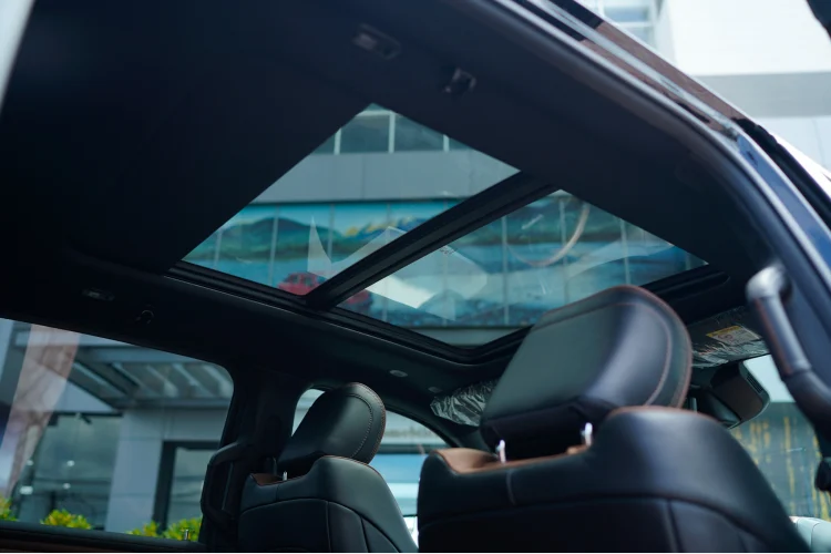 RAM 1500 chắc chắn sẽ hấp dẫn nhóm khách hàng yêu thích bán tải cỡ lớn mang nhiều ưu điểm như sử dụng động cơ mạnh mẽ, vận hành linh hoạt và nội thất rộng rãi.