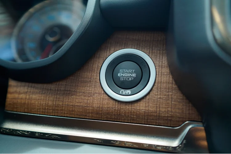 Sức mạnh được truyền xuống bốn bánh (4WD) với các chế độ 2WD high, 4WD Auto, 4WD High và 4WD Low, thông qua hộp số tự động 8 cấp TorqueFlite 8HP75. Trong đó, riêng phiên bản Longhorn là có thêm khoá vi sai cầu sau (E-Locker).