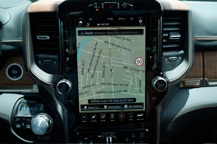 Sưởi tất cả ghế trước và sau (trừ ghế phụ băng sau) vói 3 mức nhiệt sưởi, điều khiển trên màn hình giải trí UCONNECT4 12 inch trung tâm. Giải trí với 19 Loa Harman/Kardon cao cấp gồm 18 loa rời &amp; 1 Subwoofer. Xe có chức năng khử ồn chủ động (Active noise cancelling).