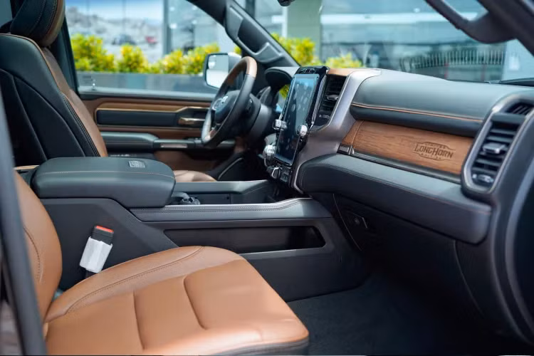 Về an toàn và hỗ trợ lái, RAM 1500 được trang bị tiêu chuẩn nhiều tính năng như cảnh báo điểm mù, kiểm soát hành trình thích ứng (ACC) kiểu Stop &amp; Go giúp duy trì khoảng cách và giới hạn tốc độ đã cái đặt (tự động giảm tốc/dừng/tiếp tục khởi hành), cảnh báo chệch làn, cảnh báo và hỗ trợ tránh va chạm trước, camera quan sát xung quanh, hỗ trợ đỗ xe song song và vuông góc.