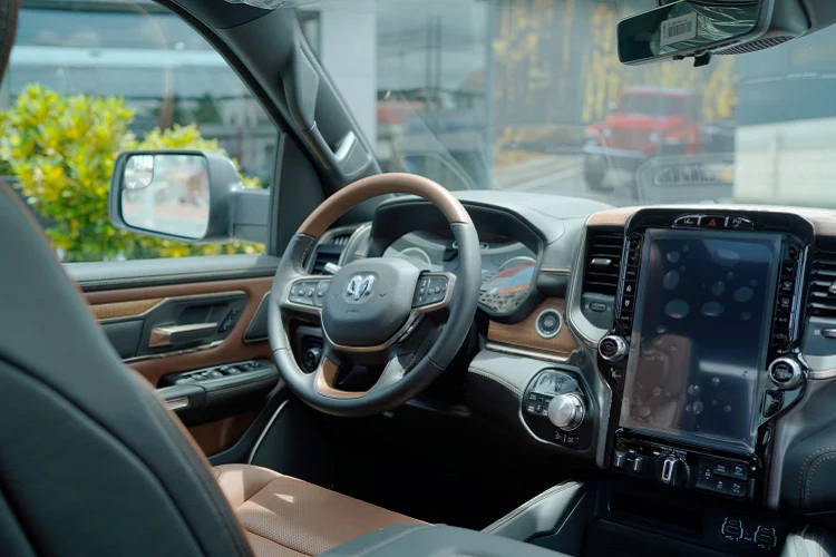 Xe sử dụng hệ thống treo khí chủ động cả 4 góc với 5 chế độ điều khiển bằng điện tử thay đổi được khoảng sáng gầm xe dựa theo các điều kiện vận hành NRH/OFF-ROAD 1/OFF-ROAD 2/ AERO MODE và PARK MODE. Nội thất của RAM 1500 được trang trang bị nhiều tiện nghi hiện đại đầy hấp dẫn trong phân khúc. Trang bị tiêu chuẩn trên cả 3 phiên bản gồm: Ghế bọc Da, ghế lái và phụ chỉnh điện 8 hướng.