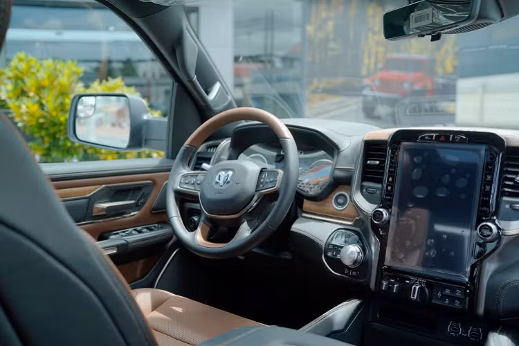 Xe sử dụng hệ thống treo khí chủ động cả 4 góc với 5 chế độ điều khiển bằng điện tử thay đổi được khoảng sáng gầm xe dựa theo các điều kiện vận hành NRH/OFF-ROAD 1/OFF-ROAD 2/ AERO MODE và PARK MODE. Nội thất của RAM 1500 được trang trang bị nhiều tiện nghi hiện đại đầy hấp dẫn trong phân khúc. Trang bị tiêu chuẩn trên cả 3 phiên bản gồm: Ghế bọc Da, ghế lái và phụ chỉnh điện 8 hướng.