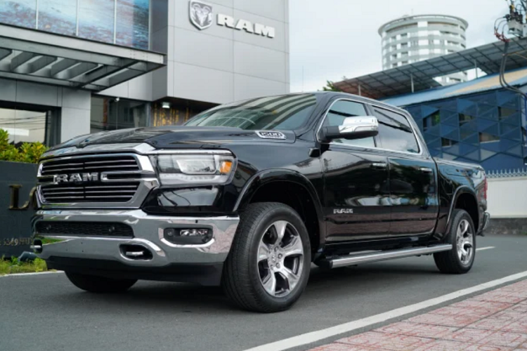 Tất cả phiên bản của mẫu xe bán tải RAM 1500 được trang bị đèn pha Full-LED. Xe đi kèm với “dàn chân” lắp bộ mâm kích thước 20 inch trên 2 phiên bản Laramie và Longhorn, trong khi phiên bản Laramie Night Edition sử dụng bộ mâm lên đến 22 inch. 