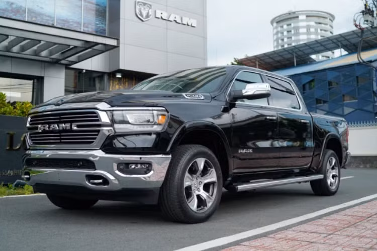 Tất cả phiên bản của mẫu xe bán tải RAM 1500 được trang bị đèn pha Full-LED. Xe đi kèm với “dàn chân” lắp bộ mâm kích thước 20 inch trên 2 phiên bản Laramie và Longhorn, trong khi phiên bản Laramie Night Edition sử dụng bộ mâm lên đến 22 inch. 