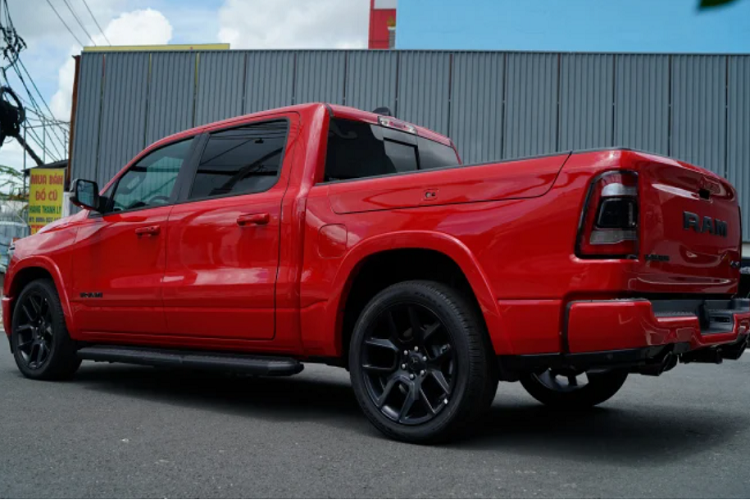 Sau khi được bán ra, RAM 1500 sẽ là mẫu bán tải cỡ lớn đầu tiên được phân phối chính hãng, đây chính là ưu điểm của dòng Ram 1500 trước các đối thủ như Toyota Tundra hay Ford F-150 không được phân phối chính hãng.