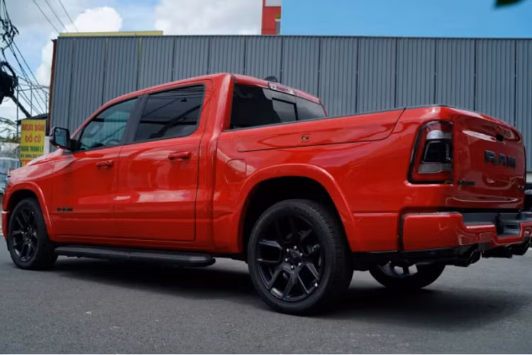 Sau khi được bán ra, RAM 1500 sẽ là mẫu bán tải cỡ lớn đầu tiên được phân phối chính hãng, đây chính là ưu điểm của dòng Ram 1500 trước các đối thủ như Toyota Tundra hay Ford F-150 không được phân phối chính hãng.