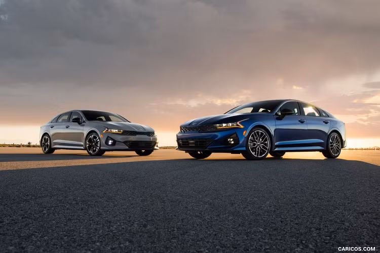 Trước đó, theo tìm hiểu tại một số đại lý của KIA trên toàn quốc, các tư vấn bán hàng cũng từng tiết lộ việc hãng xe Hàn Quốc dự kiến sẽ ra mắt tới 4 mẫu xe mới trong năm 2021, bao gồm mẫu Kia Sonet (Phân khúc CUV-B, xếp dưới Seltos), mẫu Telluride (Phân khúc SUV 7 chỗ, xếp trên Sorento), mẫu Sedona thế hệ mới (Phân khúc MPV cỡ trung) và K5 2021 (Phân khúc sedan cỡ D, tên gọi hiện tại ở Việt Nam là Kia Optima)