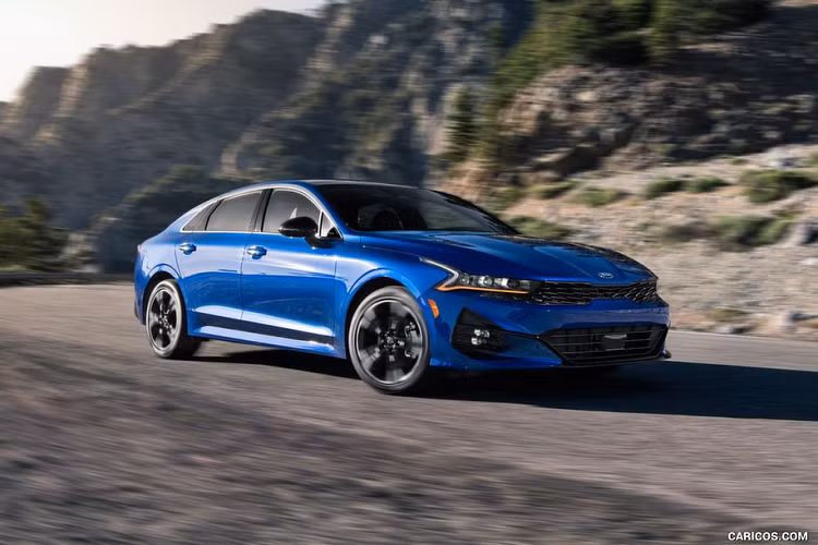 Một trong những chi tiết nổi bật trên Kia K5 thế hệ thứ 3 phải kể tới chính là cụm đèn hậu dạng LED với thiết kế hiện đại và có phần điệu đà của xe. Trên nhiều diễn đàn về xe, có khá nhiều ý kiến cho rằng Kia đang áp dụng phong cách thiết kế đèn theo chuẩn của Audi. Về kích thước tổng thể, Kia K5 2021 có số đo DxRxC tương ứng 4.905 x 1.860 x 1.445 mm. Điều đó đồng nghĩa với việc Kia Optima/K5 2021 dài hơn 50 mm, rộng hơn 25 mm và chiều cao thấp hơn 20 mm so với thế hệ trước.