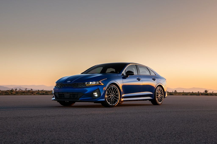 Về phần thiết kế, khi so sánh với phiên bản tiền nhiệm, Kia K5 2021 sở hữu một phong cách thiết kế hoàn toàn mới, mang đậm giá trị mà Kia đang theo đuổi. Kiểu thiết kế trên Kia K5 2021 được đánh giá là khá cầu kỳ với nhiều chi tiết bắt mắt như bộ lưới tản nhiệt hình mũi hổ thế hệ mới, hệ thống đèn pha LED với đèn định vị thanh mảnh cùng tạo hình ấn tượng. Thêm vào đó, trên nắp ca-pô của xe cũng không thiếu đi những đường gân dập nổi tổ điểm cho vẻ nam tính và thời trang của chiếc xe.