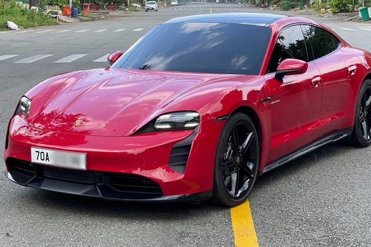 Các mẫu xe đắt tiền thuộc diện đã qua sử dụng luôn thu hút khách hàng tìm đến trải nghiệm, lý do là so với giá bán lúc về nước những mẫu xe này có giá tốt hơn hẳn, người mua thường chỉ việc mang về để lái do quá trình trước đó đã được kiểm tra tại các đại lý chính hãng, đảm bảo mọi thứ vận hành tốt - nhưng Porsche Taycan chạy điện lại hoàn toàn khác.